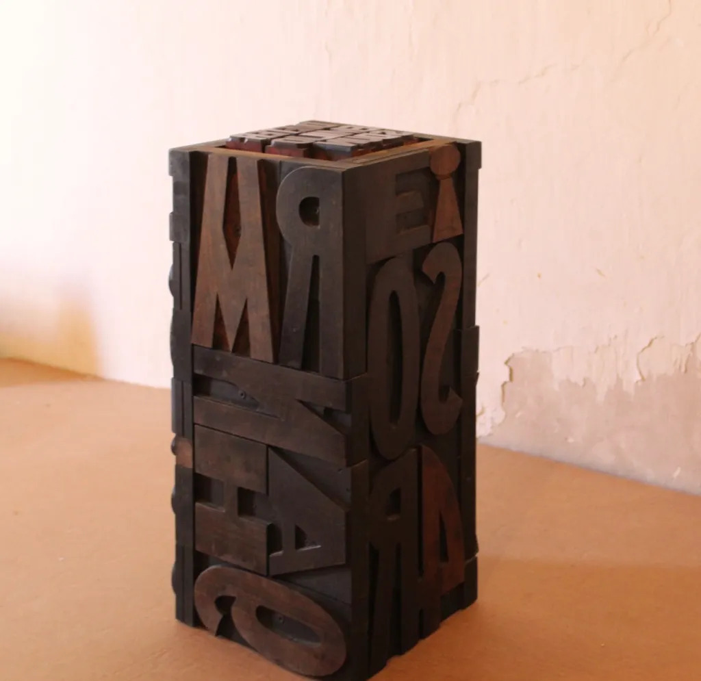 Estructura con letras de madera de Emilio Sdun